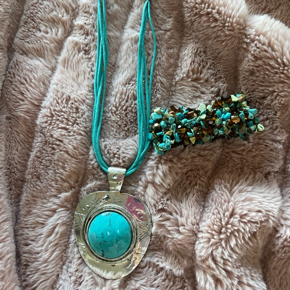 TURQUOISE & SILVER COLORED FASHION JEWELRY NECKLACE AND BRACELET - Picture 1 of 10
